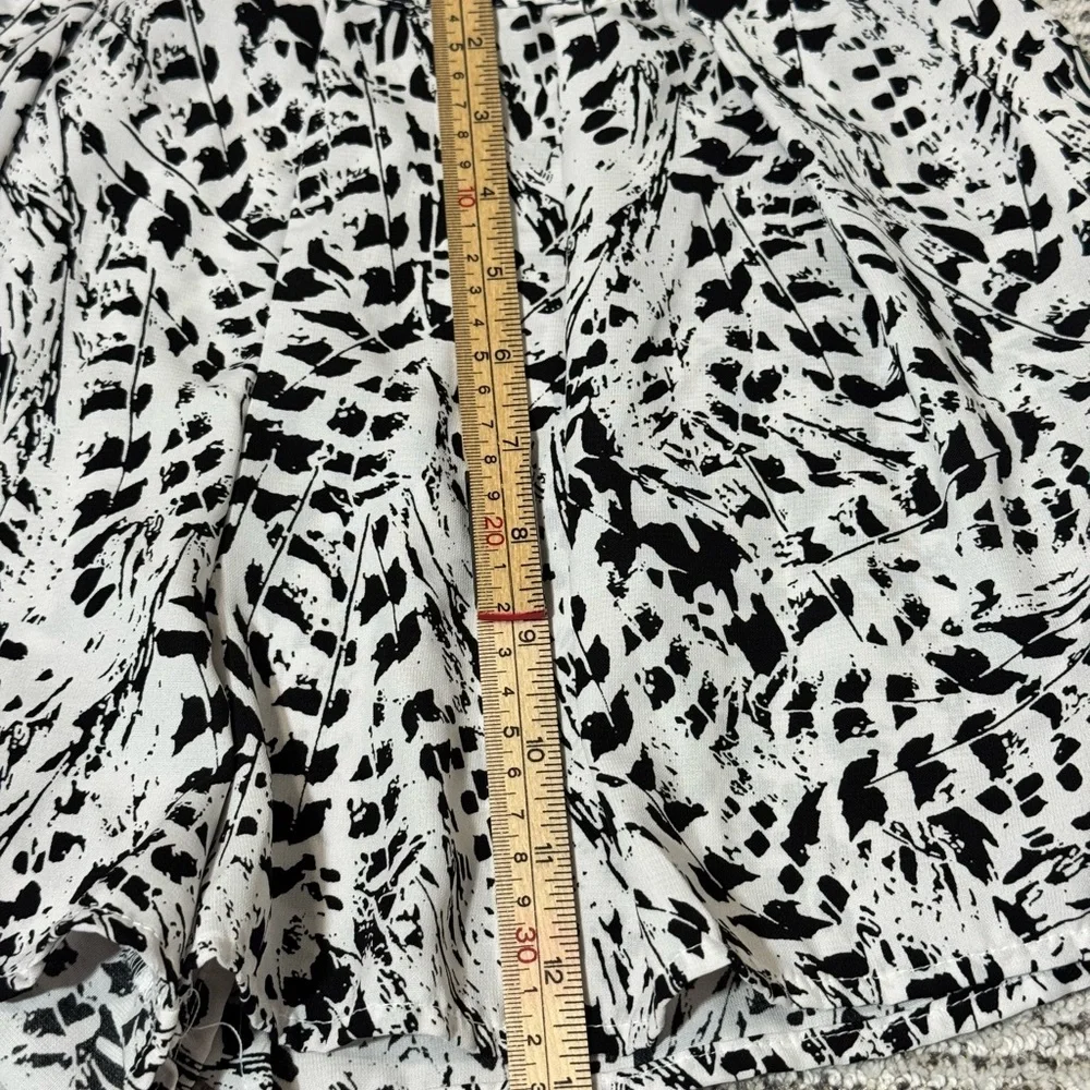 Forever 21 Black and White Patterned‎ Women's Shorts (0055)